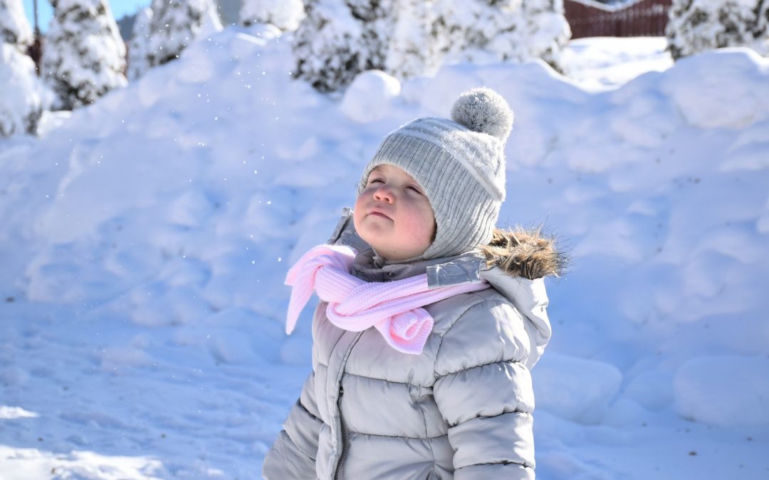 Jak zadbać o dziecko podczas zimowych spacerów?