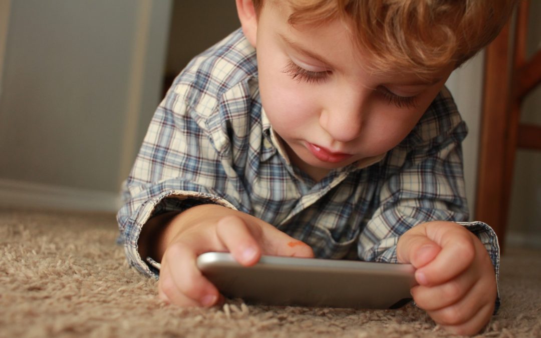 Czy dziecko powinno oglądać bajki na telefonie?